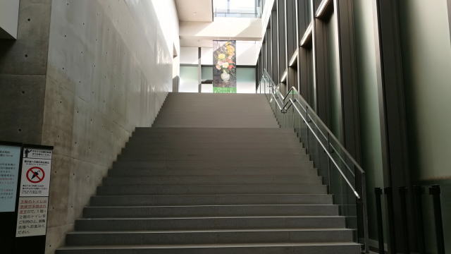 兵庫県立美術館　入口へ続く階段