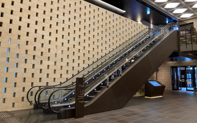 大阪中之島美術館へのアクセス　1階エスカレーター