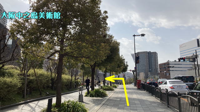 大阪中之島美術館へのアクセス　交差点を左折